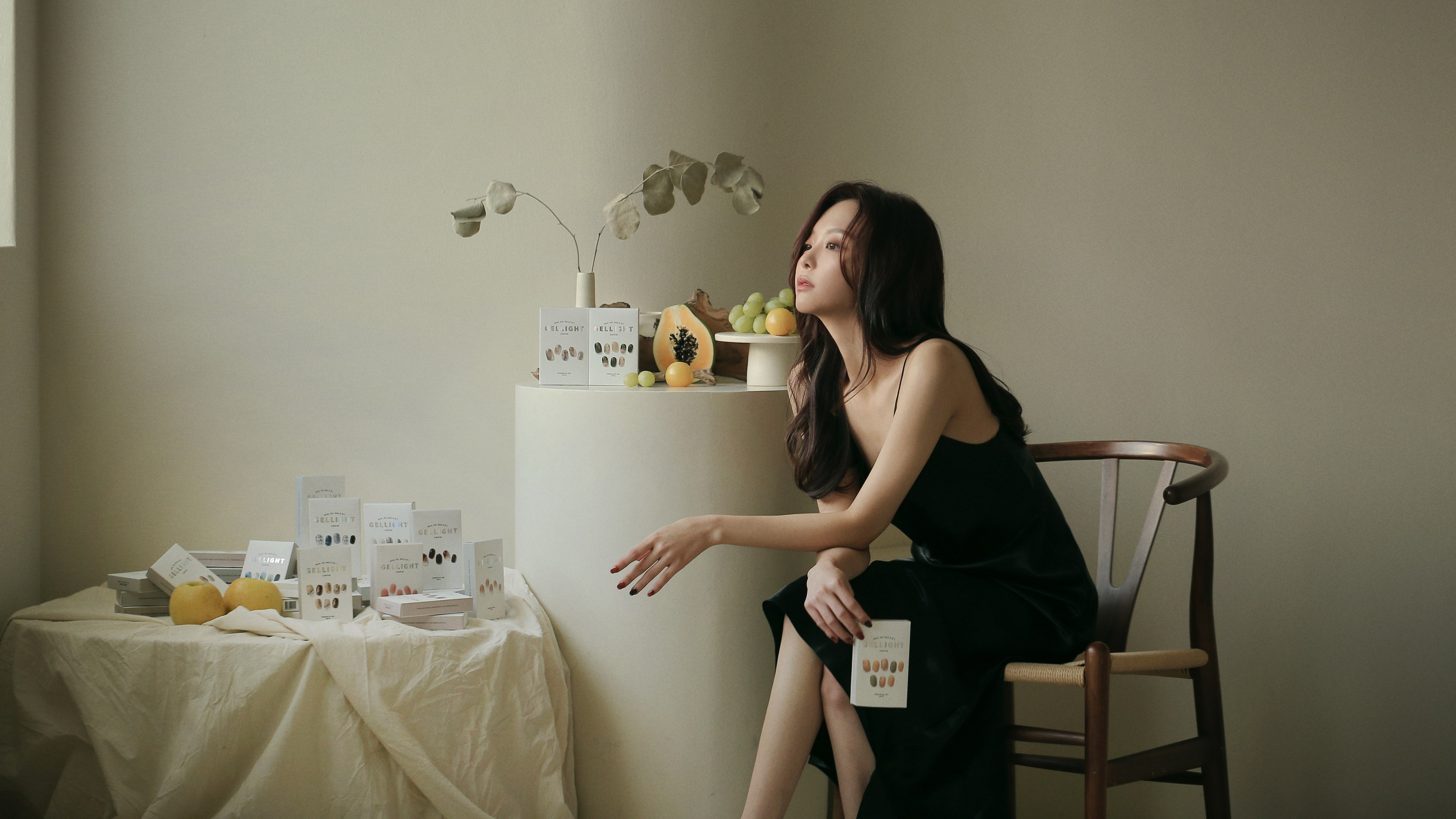지니핀 젤 네일 제품과 함께한 브랜드 화보
